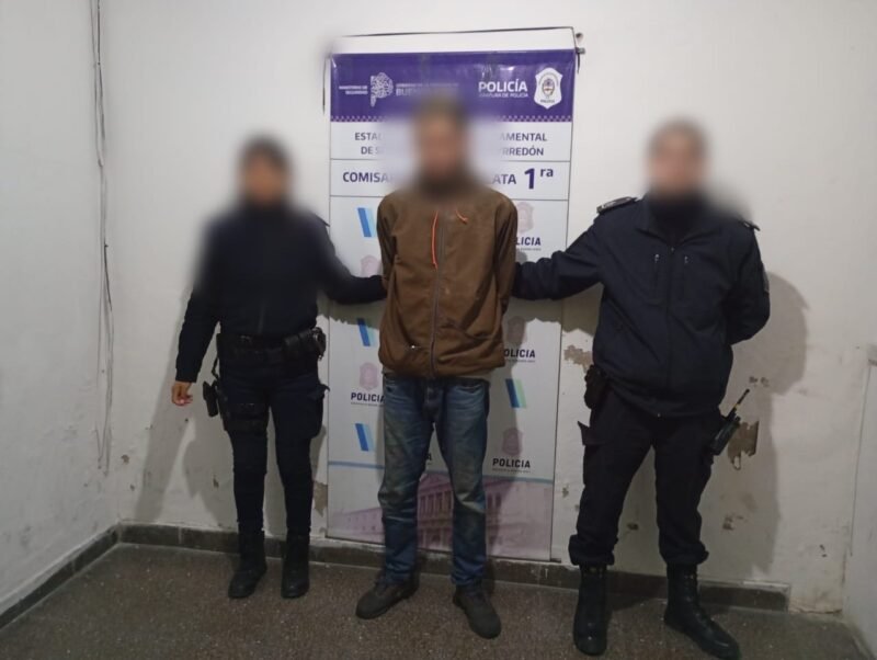 Intentó robar pertenencias de un auto en pleno centro y terminó detenido