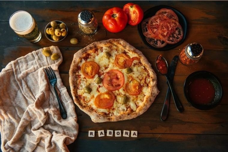 Rabona se suma a la Noche de la Pizza y la Empanada con un 50% de descuento