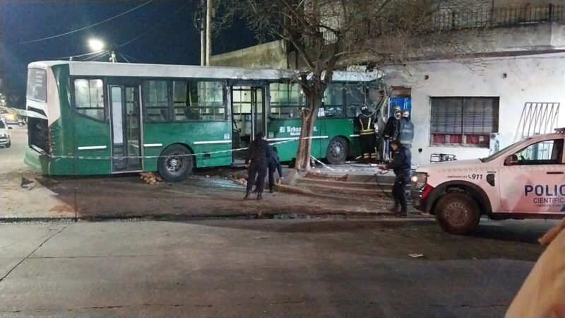 Un chofer murió tras chocar un colectivo contra una vivienda en Temperley