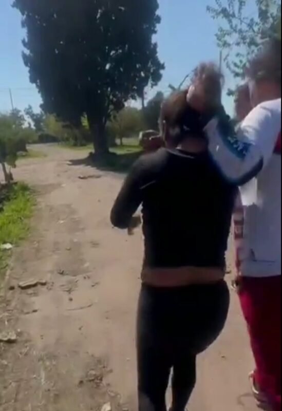 “Con la abuela no”: dos nietas encontraron a la mujer acusada de robarle el celular